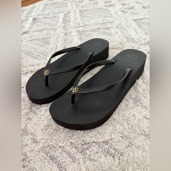 Tory Burch Black flip flops with Gold Logo - Picture 1 of 5